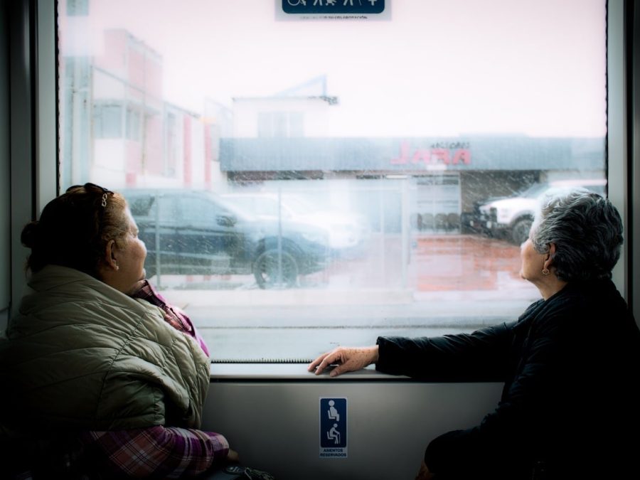 通勤地铁车厢内，乘客一手扶杆一手用手机浏览长篇文章，屏幕上是91次元网页浏览器的阅读模式排版，窗外隧道灯光拉成线条